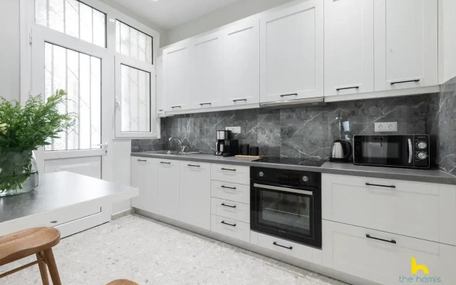 Contemporary 2-BDR APT near Kalimarmaro & Alsos Park!