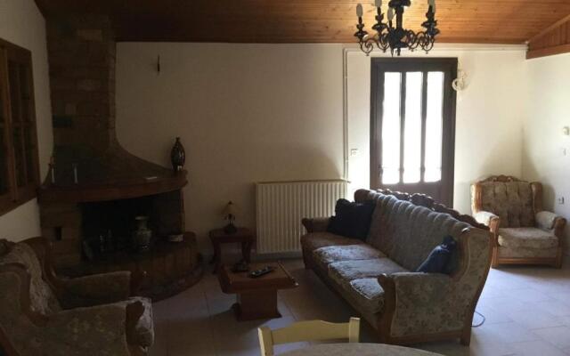 Tota's guest house, 4 min walk to the beach