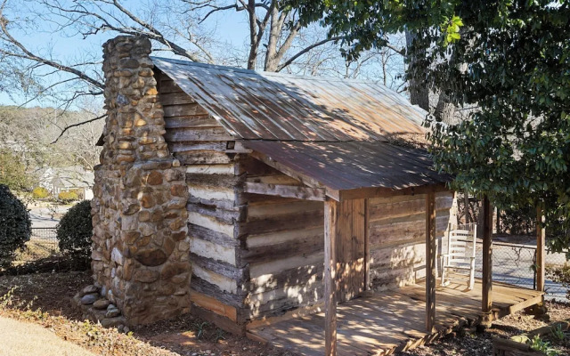 Stone Mountain Manor