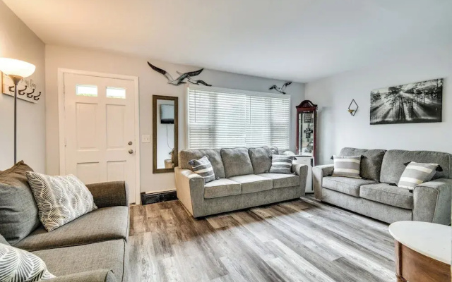 4 Mi to Dtwn Rochester: Charming Apt w/ Patio!