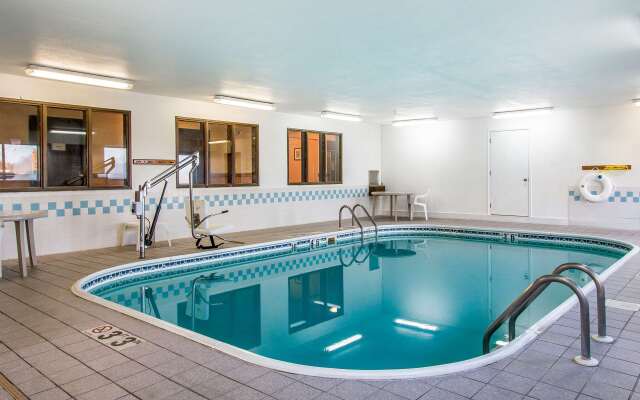 Econo Lodge & Suites