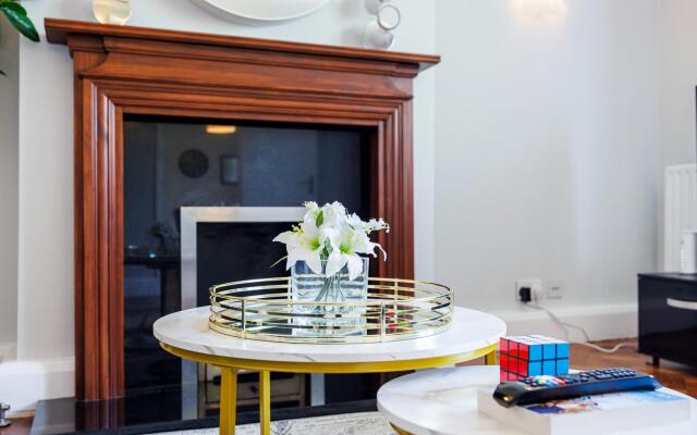 Convenient and Stylish 2-bed Apartment in Croydon