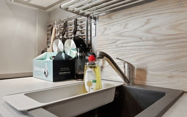 Contemporary Studio W/suspended Bed in Camden Town