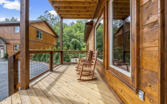 Splashin Around 4 Bedroom Home by Redawning