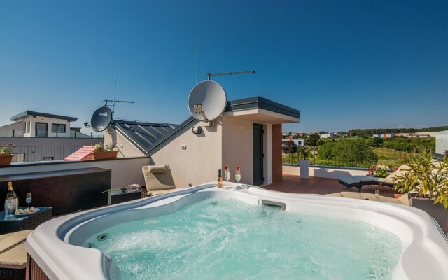 Awesome Home in Novigrad With Jacuzzi, Wifi and 3 Bedrooms