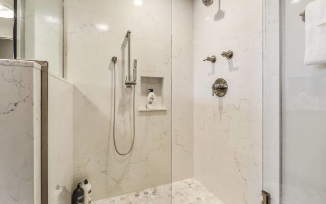 Penthouse 2br/2ba in Warehouse Dist. by Domio
