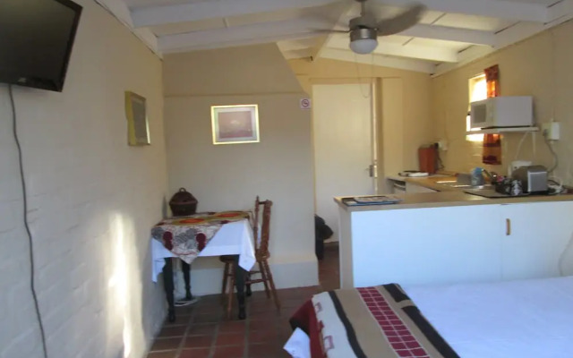 Inyathi Guest Lodge & Self Catering Chalets