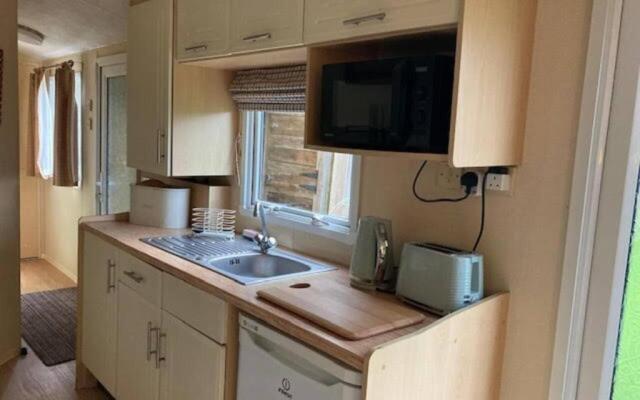 Cosy, Quiet Static Caravan, Mawgan Porth, St Eval