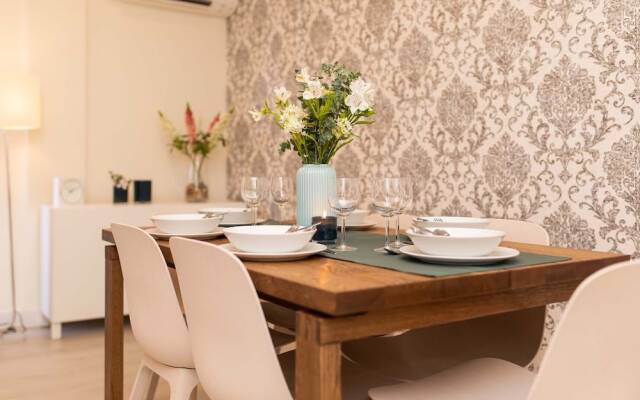 City Center Chic Apartment, Balcony