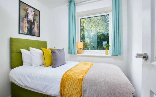 Stunning 4 Bedroom House - Parking and Garden
