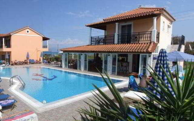 Makis Studios & Apartments