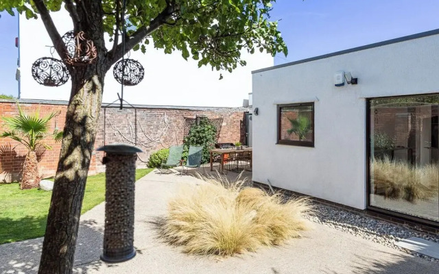 Mid-Century Modern Style 1BD with Garden