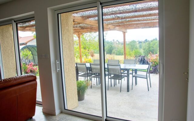 Villa With 5 Bedrooms in Panissières, With Indoor Pool, Enclosed Garden and Wifi - 56 km From the Slopes