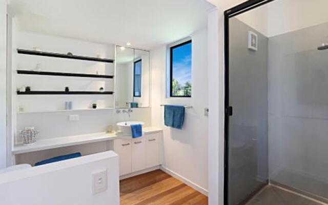 Barefoot Bungalow - Castaways Beach