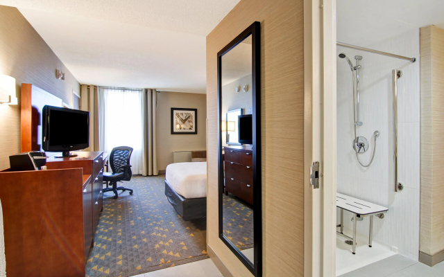 Holiday Inn Oakville Centre by IHG