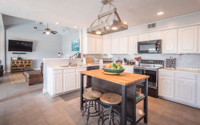 Lakeside Villa by RedAwning