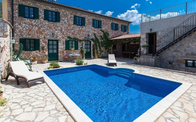 Authentic Large Villa With Private Swimming Pool & Wellness
