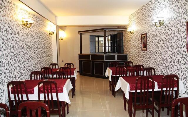 Avand Hotel