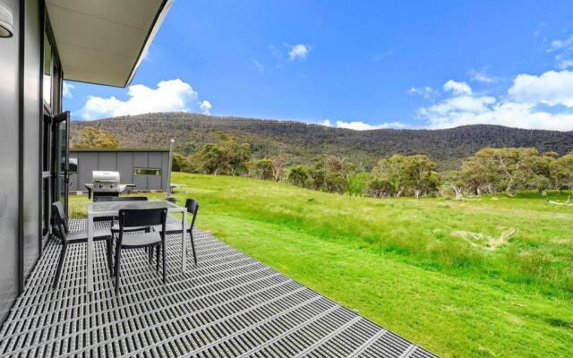 Ecocrackenback 7 'Sustainable, luxurious chalet close to the slopes.'