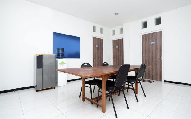 OYO 1884 Sunshine Hostel