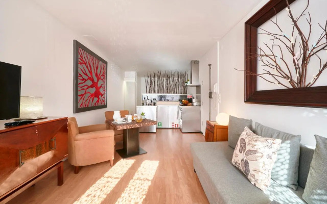 Renovated Charming Apartment, By TimeCooler