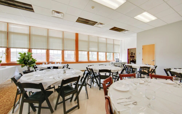 Conference Center & Pond: New Kensington Apartment