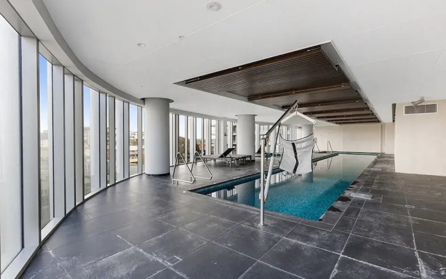 Gorgeous High-rise Unit With Sky Bar, Pool and Gym