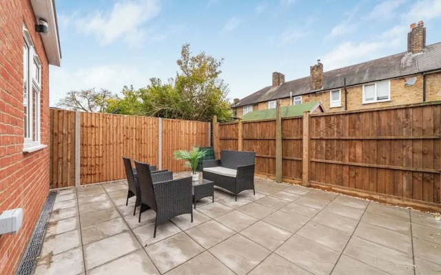 Spacious Room In Morden