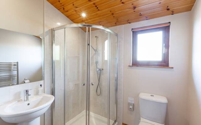 Woodpecker Lodge With Hot Tub Near Cupar, Fife
