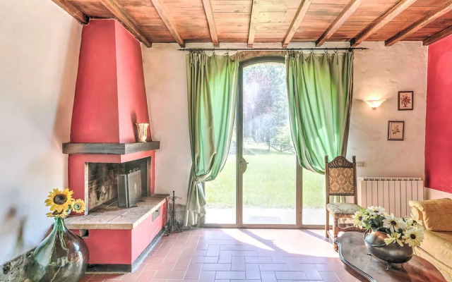 Attractive Farmhouse in Tuscany With Swimming Pool