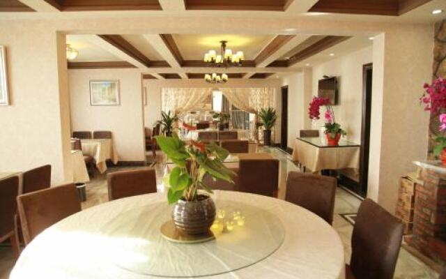 Kuerle Mingyue Crown Bouquet Hotel