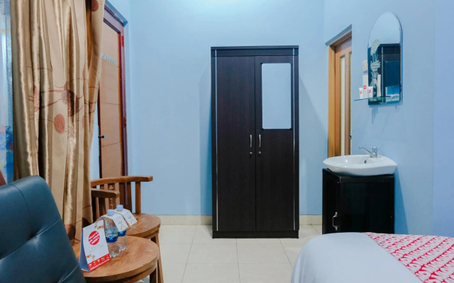 OYO 778 Guest House Amalia Malang