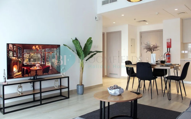 Stunning canal view apartment Yas island