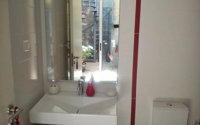 White & Grey House (39721/AL)
