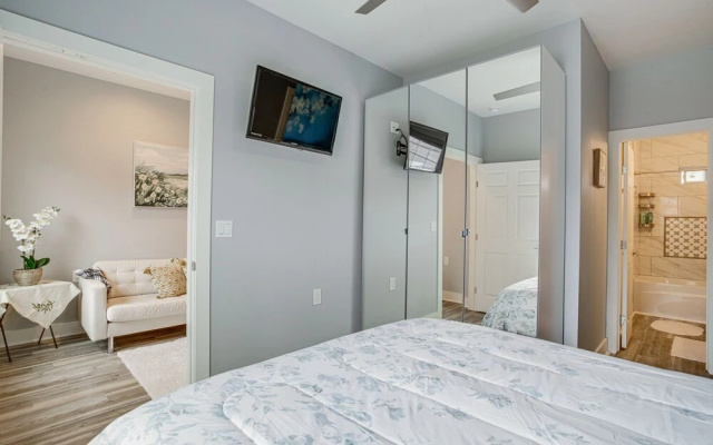 Bright Houston Retreat - 8 Mi to Downtown