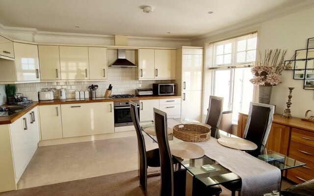 Shore Thing - Beachfront Apartment - Sleeps 4