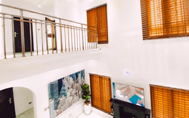 Royal Court Lounge & Boutique Hotel