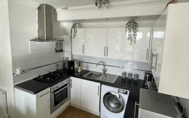 Modern 2 bed Apartment With sea Views