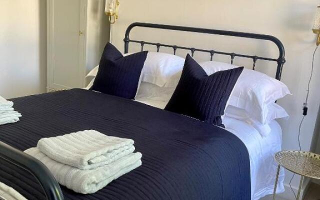 Seaview flat with balcony, spacious 2 bedroom