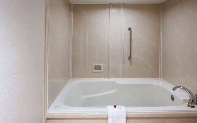 Days Inn & Suites by Wyndham Tyler