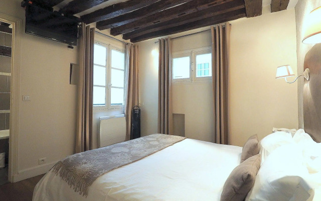 Louvre Parisian ChicSuites