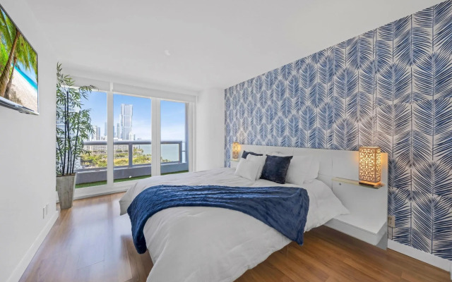 Bayfront Gem With Balcony and Pool