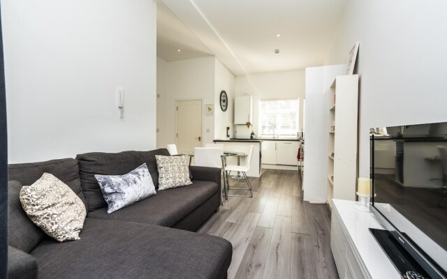 Modern 3BD House Near Heathrow and Tube Station