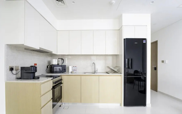 Sleek 1BR in Burj Royale with Canal View