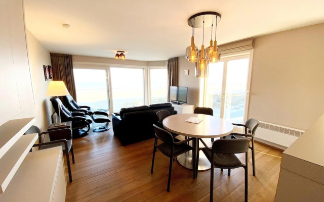 Sea Wall Retreat With Views