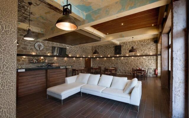 Polys Guest House