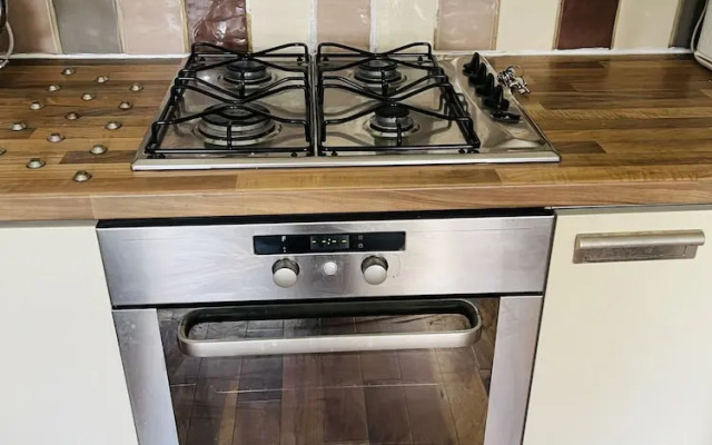 Charming 2-bedroom Apartment Located in Ayr