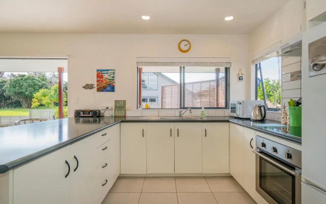 Sunlight Bach - Whitianga Holiday Home