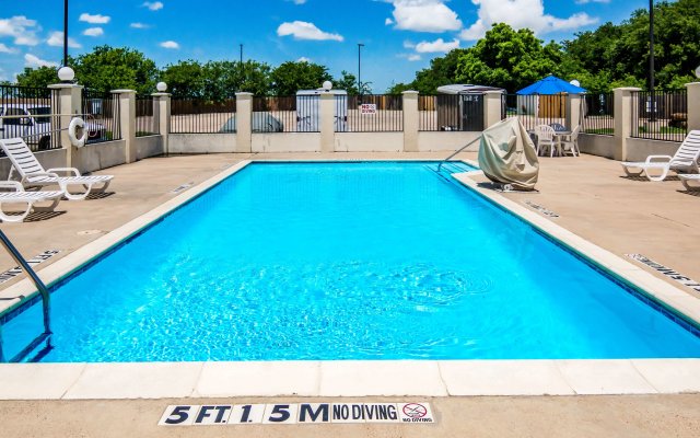 Motel 6 Cleburne, TX