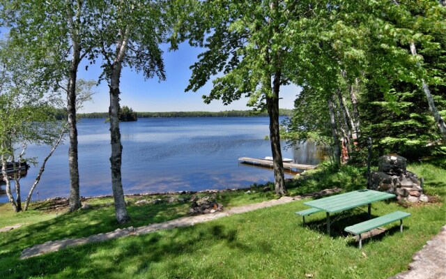 Butler's Bay Teal Lake 4 Bedroom Hotel Room by RedAwning